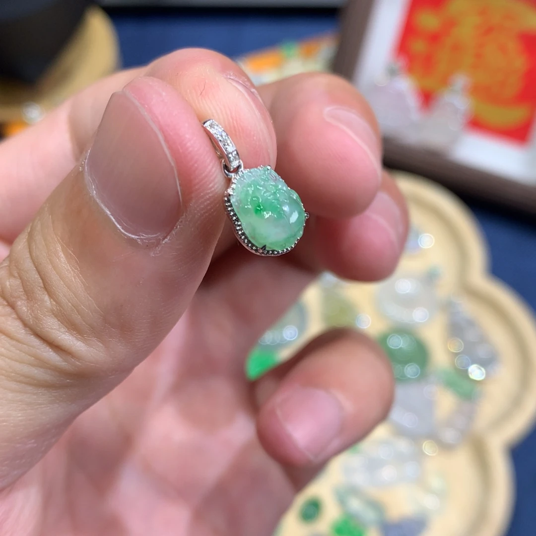 翡翠18K金镶嵌颈饰貔貅