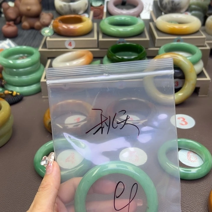 未镶嵌手镯石英岩玉秋*