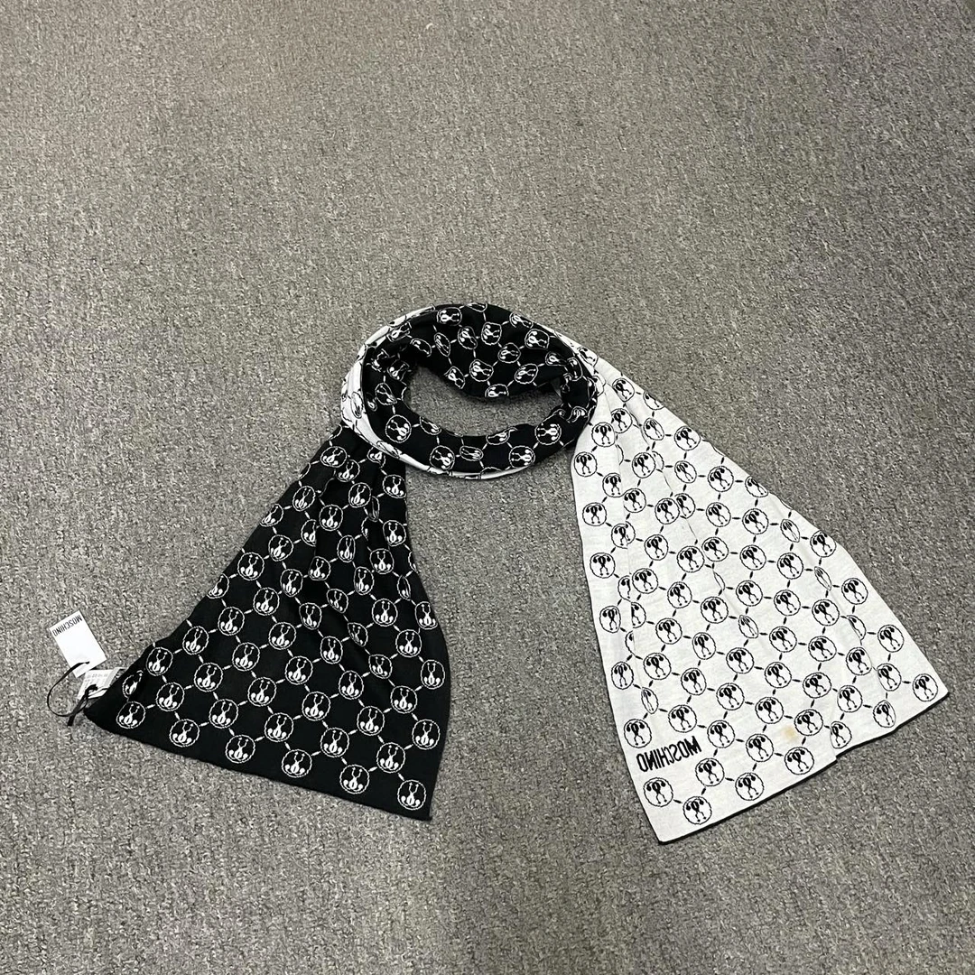 99新 Moschino/莫斯奇诺 jp  满印logo围巾 914823