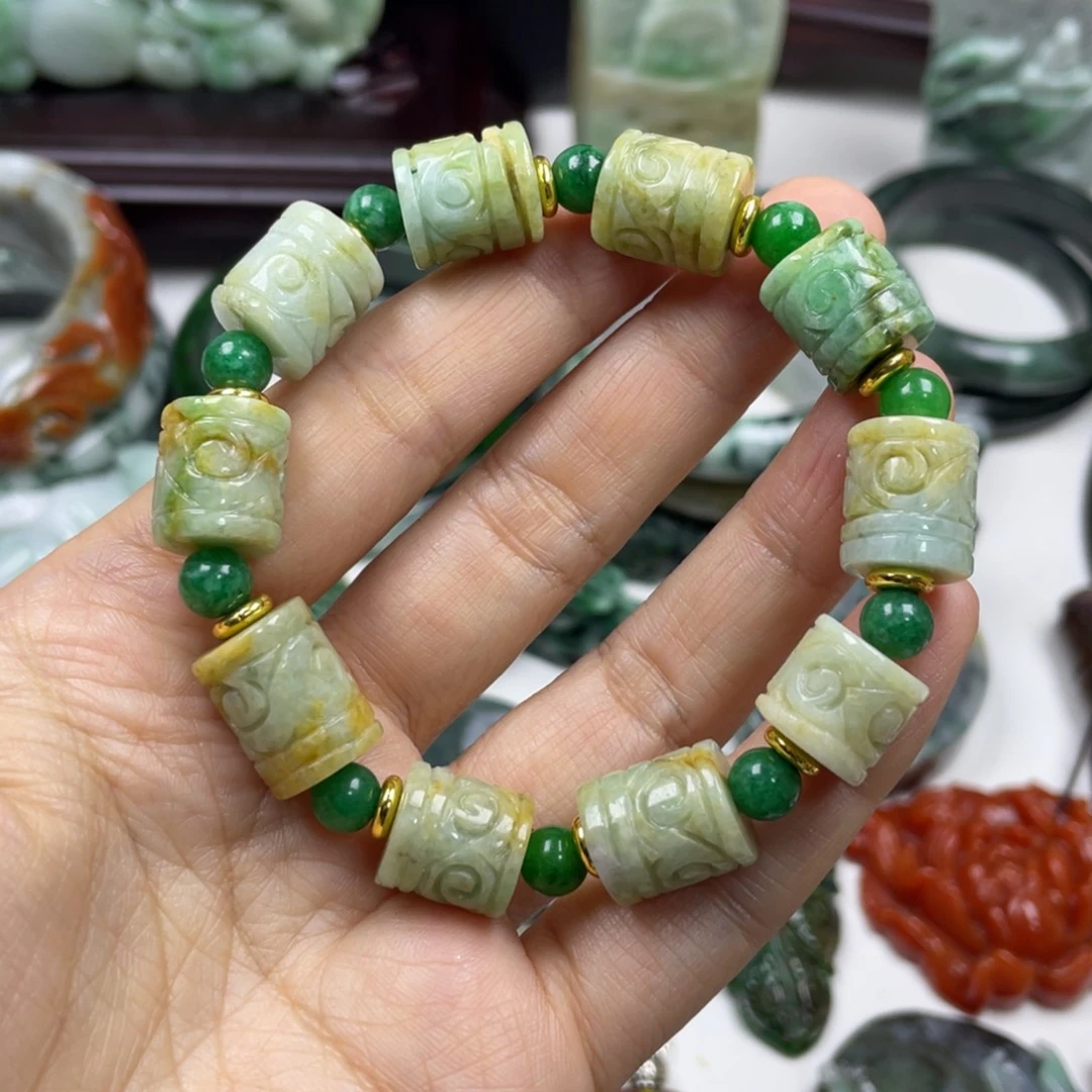 紫***雨翡翠未镶嵌颈饰牌子