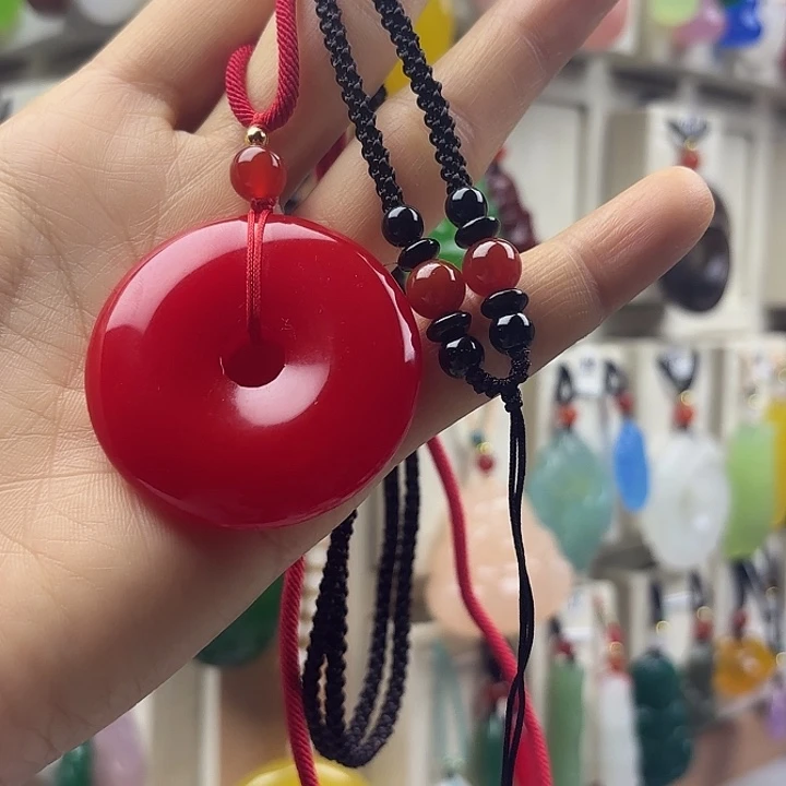 一***茶石英质玉未镶嵌颈饰