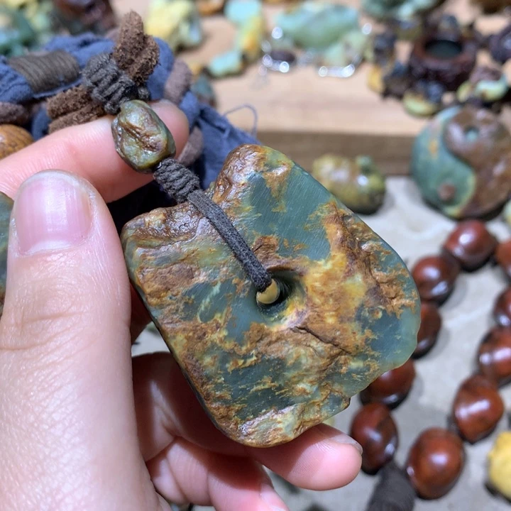 未镶嵌岫岩河磨玉（透闪石质玉）把件叮*噹