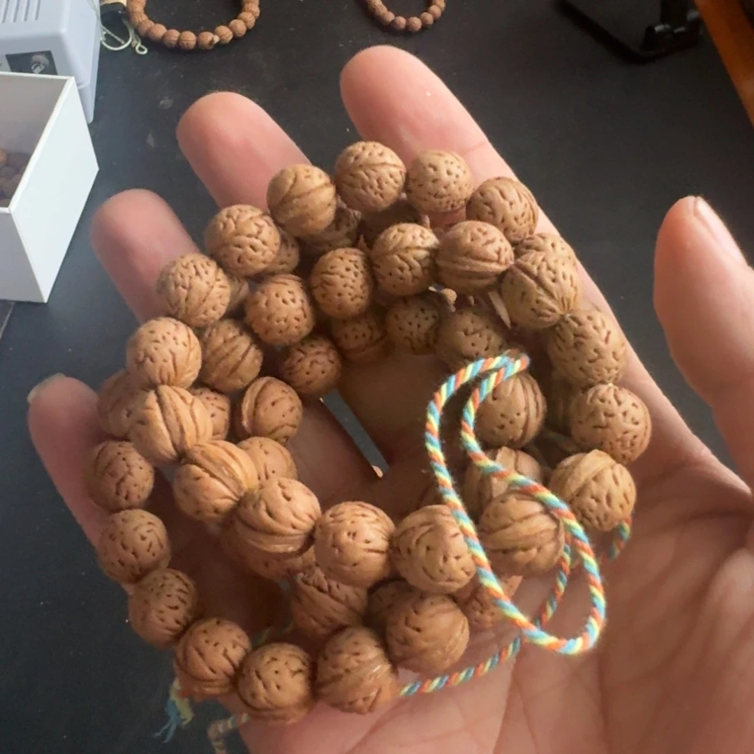 在***景小桃核手持小桃核