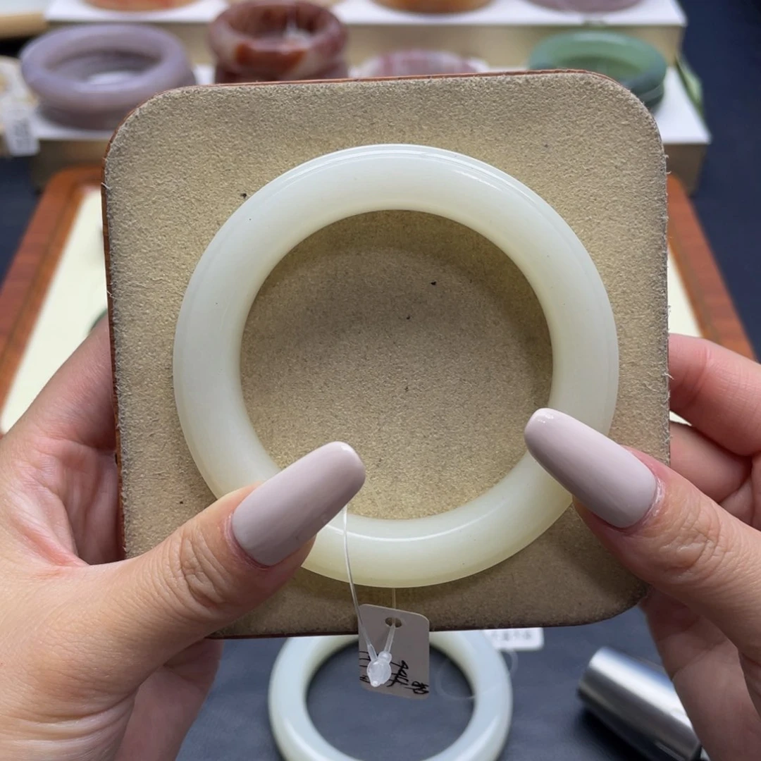 未镶嵌手镯石英质玉兔*兔