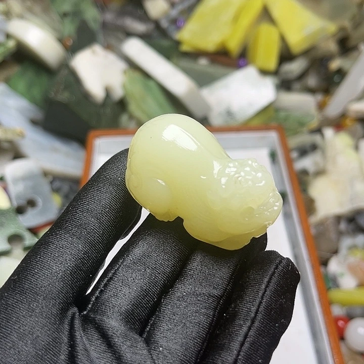 未镶嵌透闪石质玉珠宝奇石