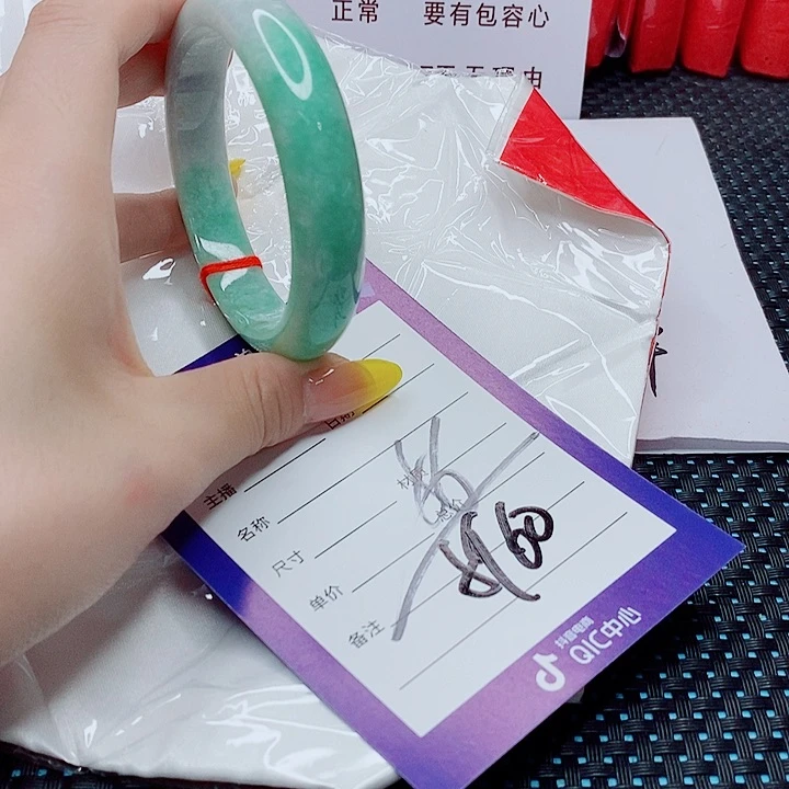 翡翠手镯（圆镯）未镶嵌翡翠
