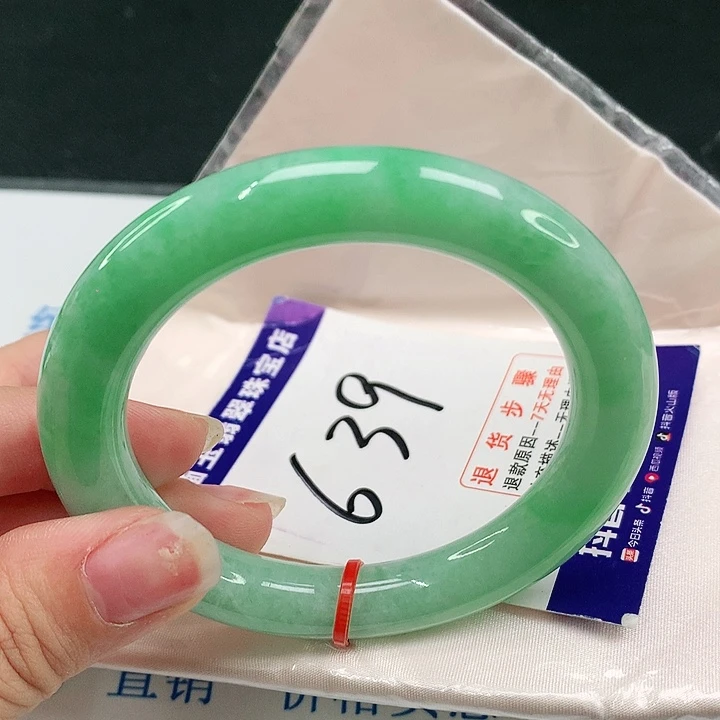 翡翠手镯未镶嵌翡翠