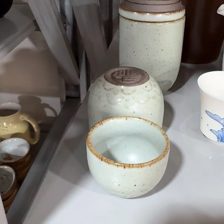 主人杯一个，瓷。。。品茗瓷
