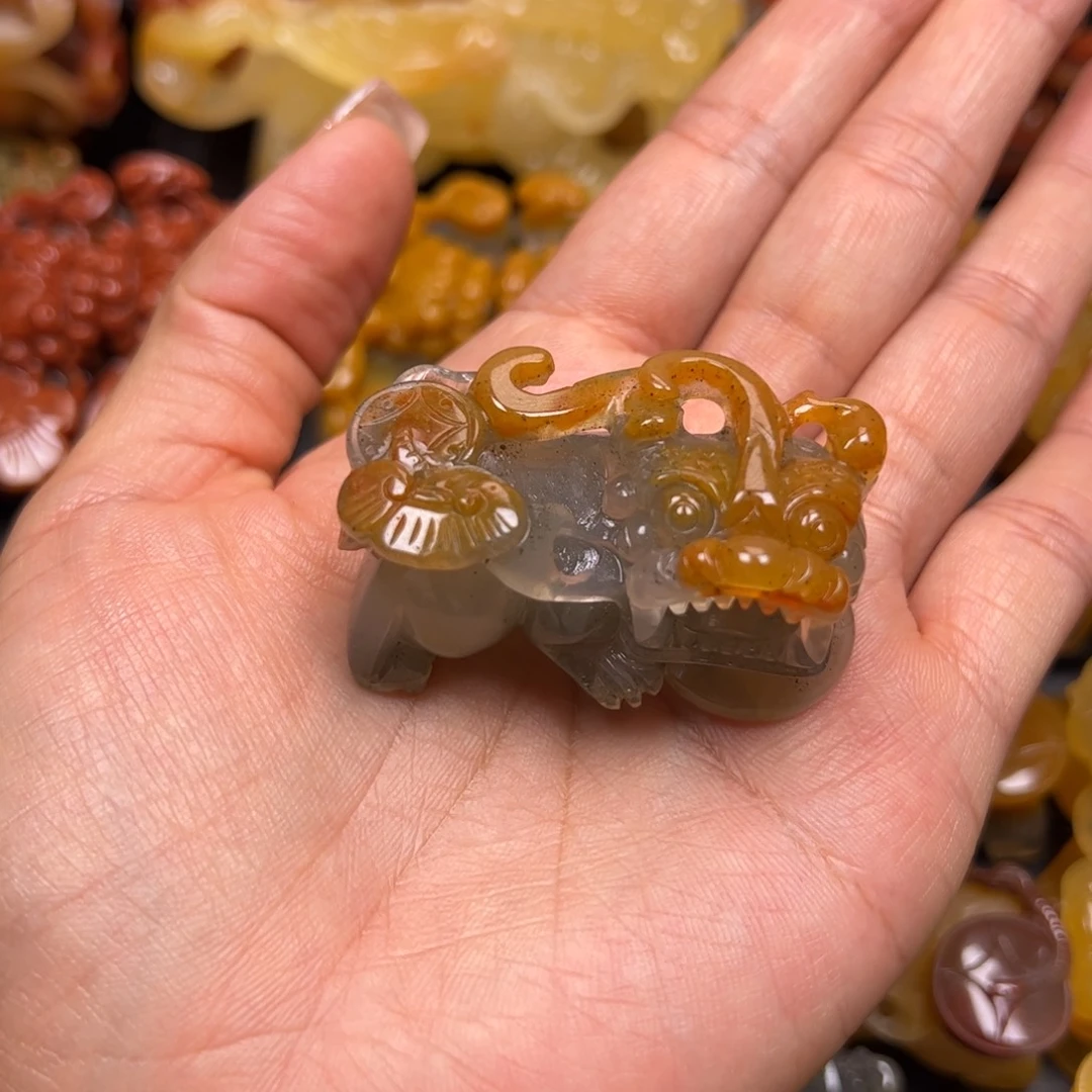 小***文石英质玉（黄龙玉）未镶嵌颈饰