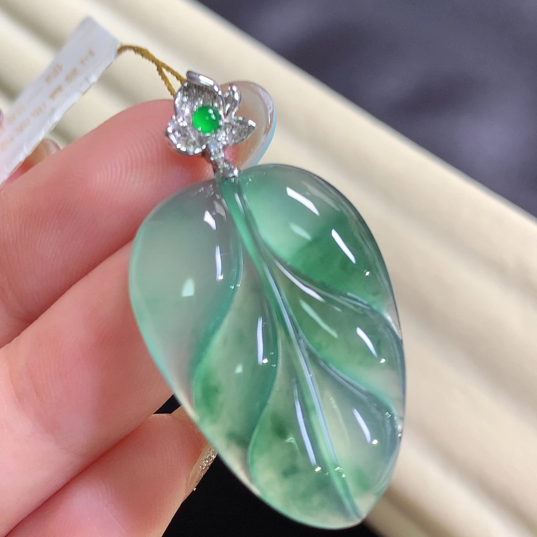翡翠18K金镶嵌颈饰叶子