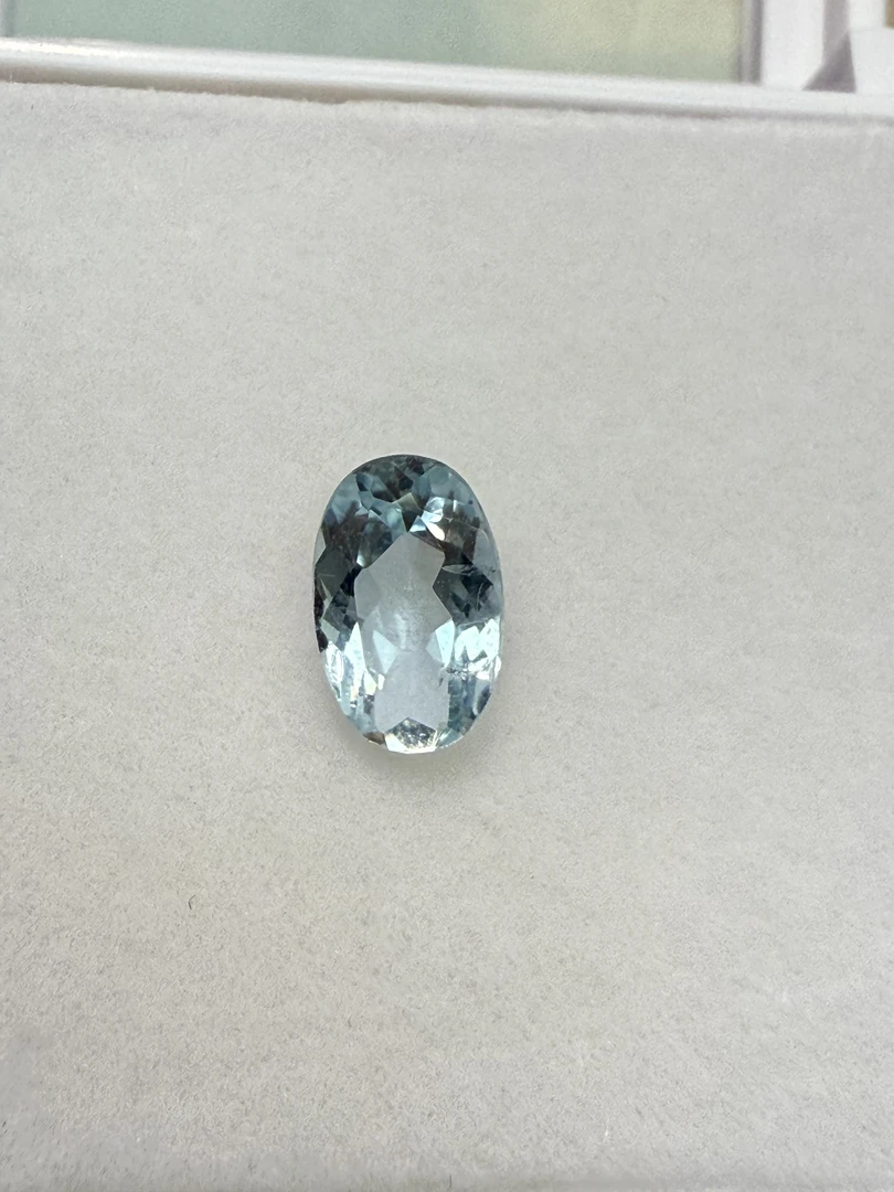 0.81ct天然海蓝宝裸石，尺寸8*5.1*3.1mm，晶体通透，火彩好