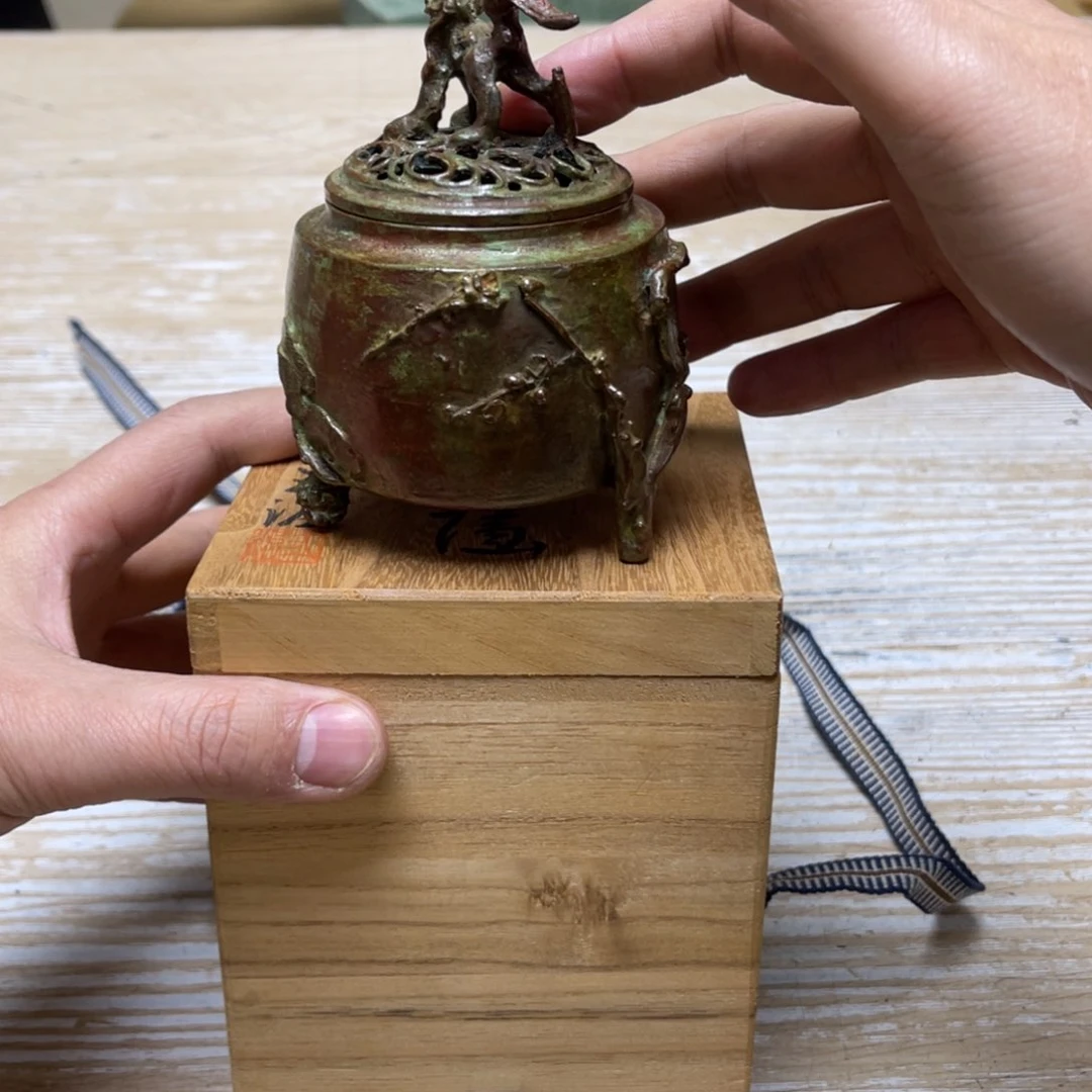 瓷片密密麻麻地排列着一个