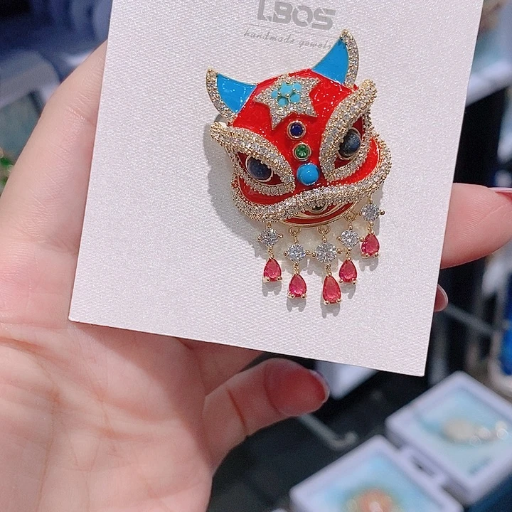 锆石铜合金醒狮胸针
