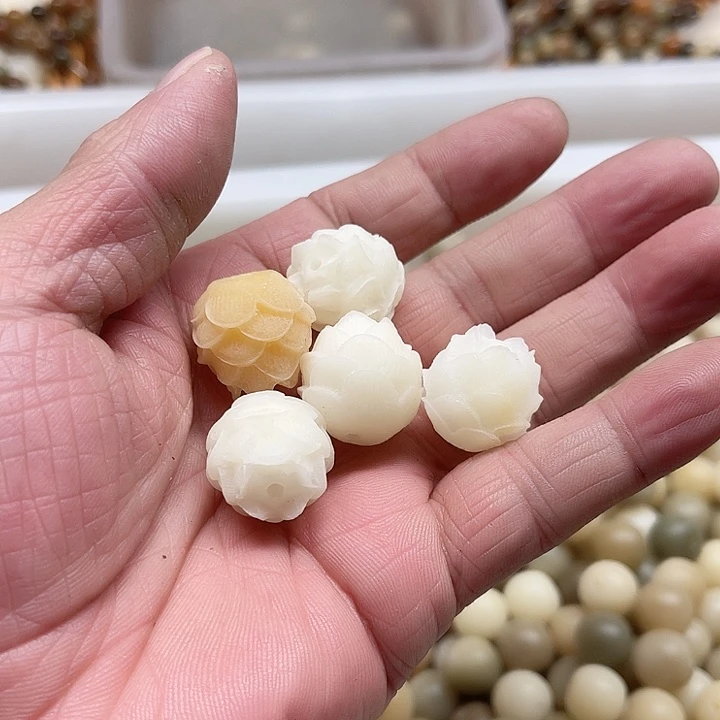 白玉菩提吊坠微瑕莲花5颗