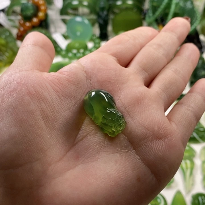 未镶嵌蛇纹石玉颈饰