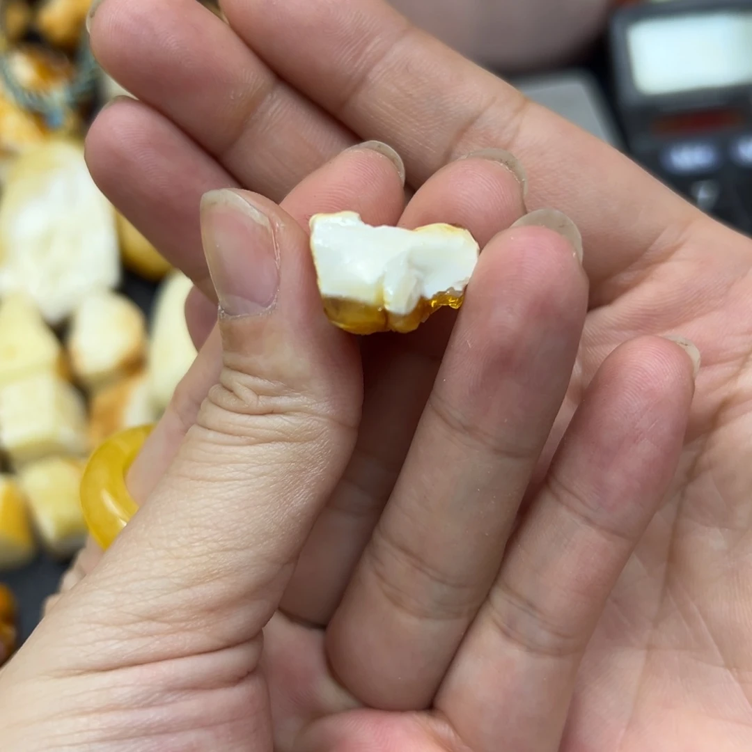 定制琥珀未镶嵌六**?蜜蜡