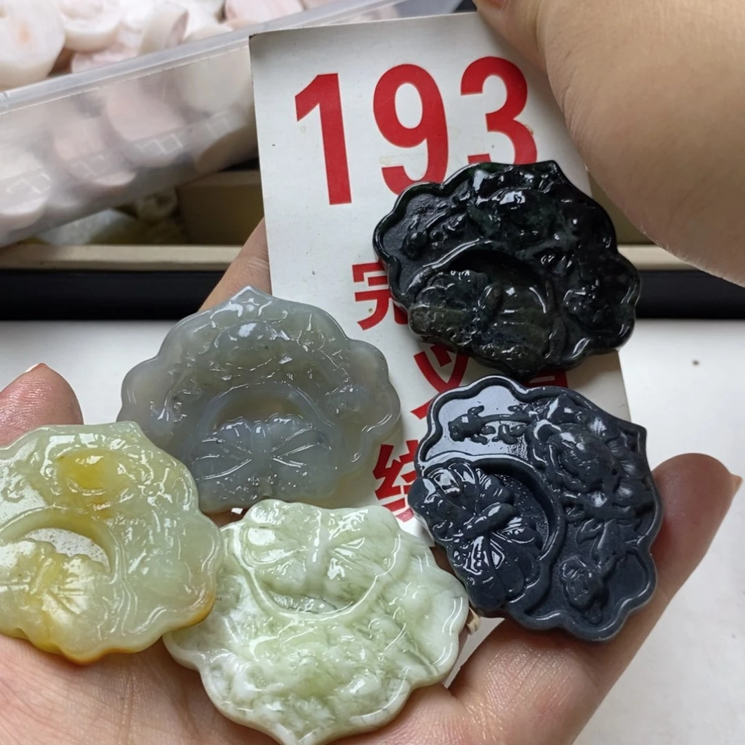 蛇纹石玉未镶嵌挂坠