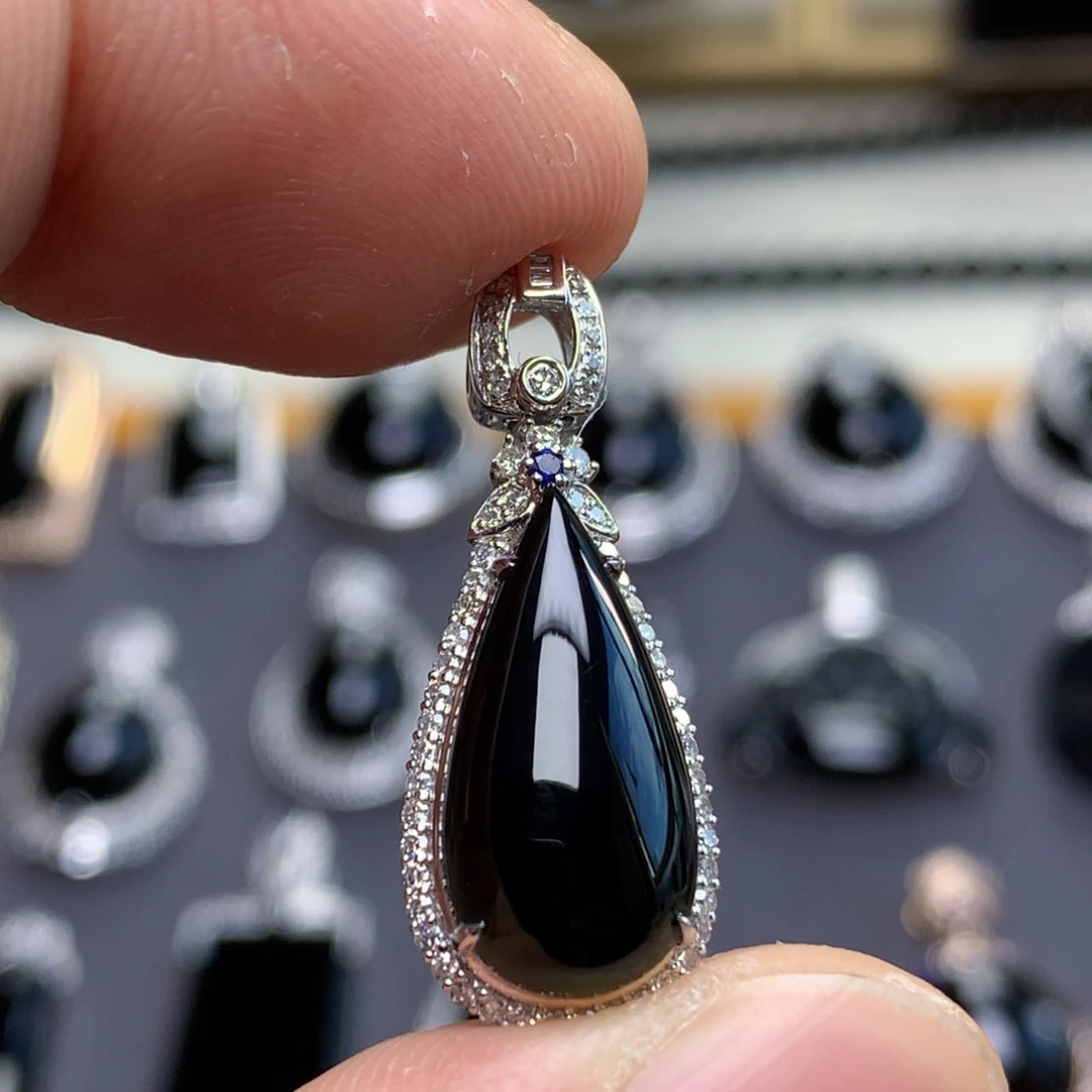 颈饰18K金镶嵌翡翠墨翠水滴