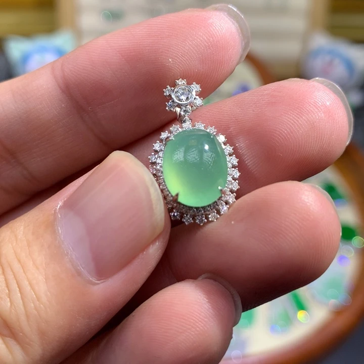 翡翠18K金镶嵌颈饰晴底蛋面