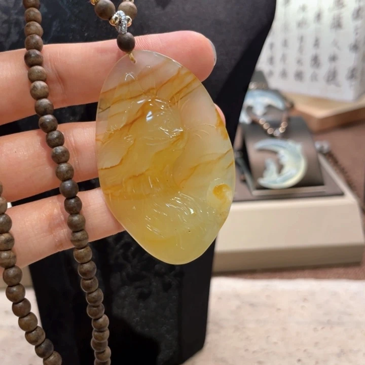 蛇纹石玉未镶嵌颈饰