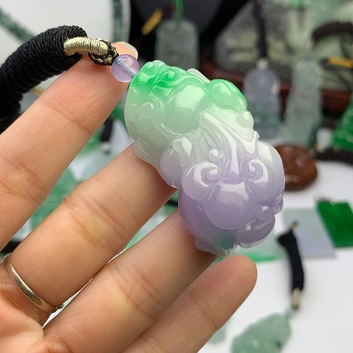 翡翠未镶嵌吊坠(赠链)