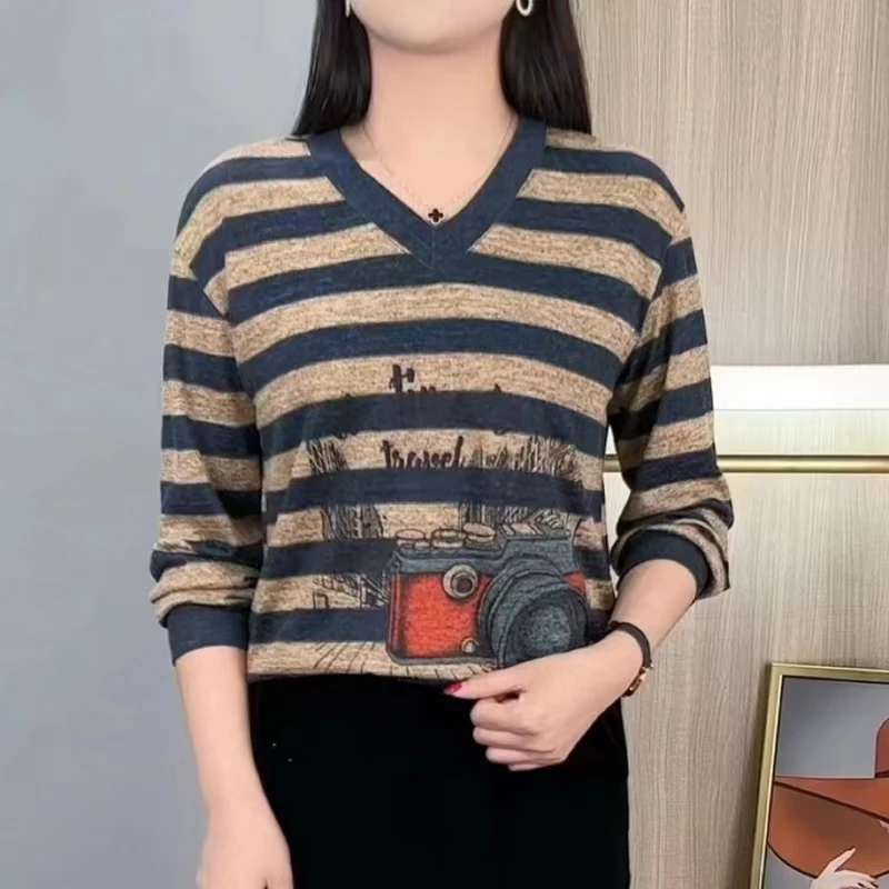 新款中年打底v领小衫印花洋气时尚妈妈上衣遮肚显瘦条纹长袖T恤
