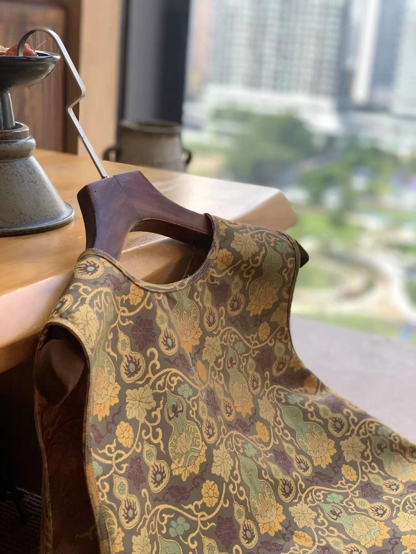 鑫瑶臻选 【缠枝葫芦】幻彩蜀锦 精致圆领上衣1