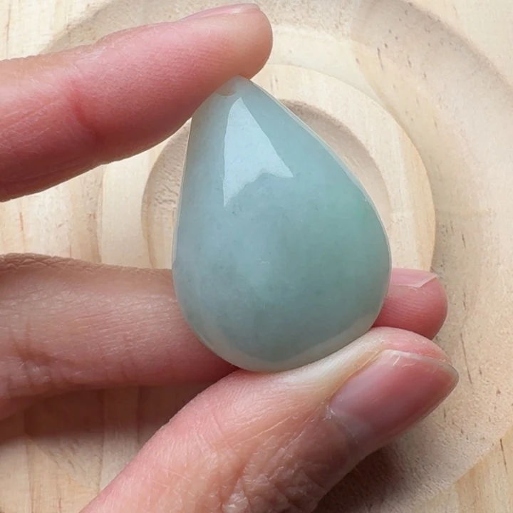 翡翠未镶嵌颈饰水滴