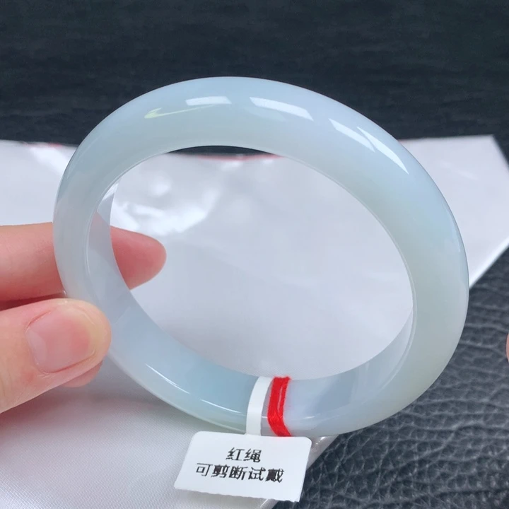 翡翠手镯未镶嵌。