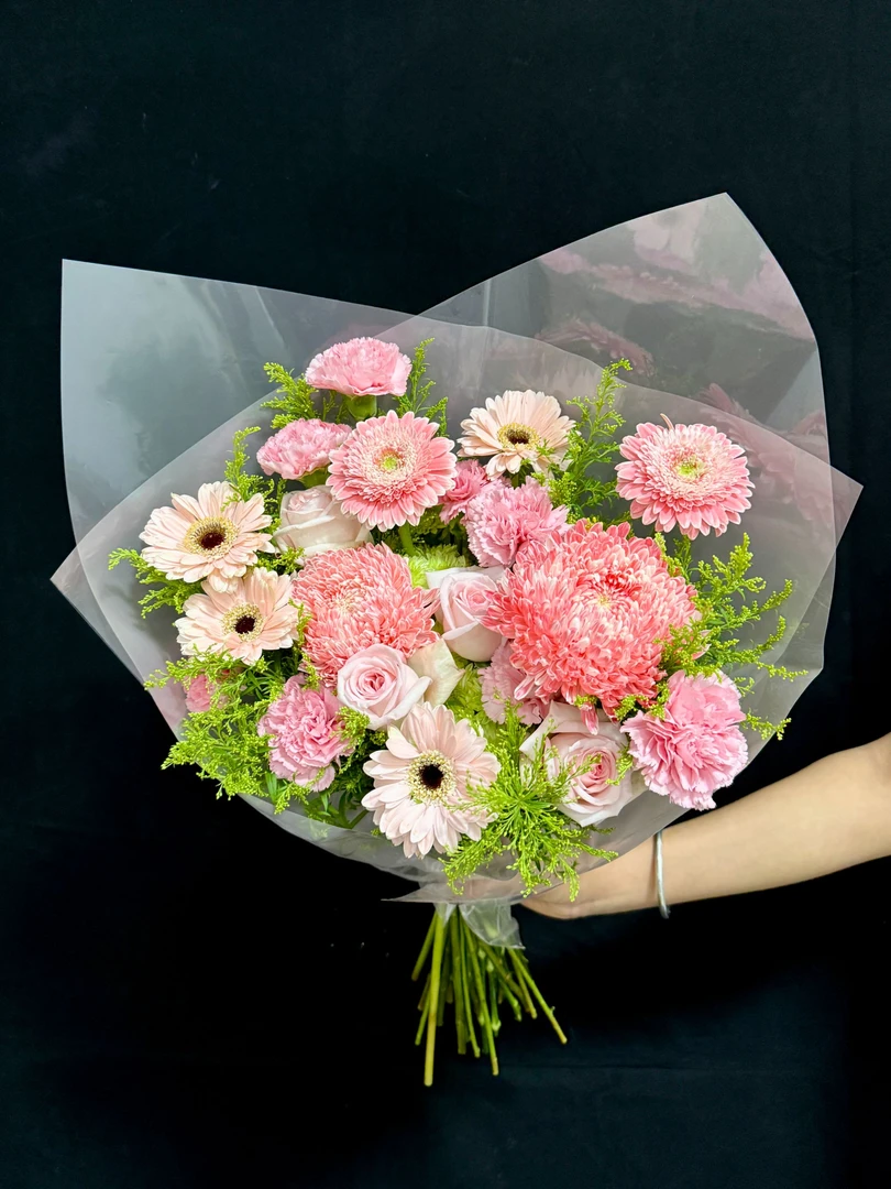 缤纷热恋花束 -- 实物以直播间展示为准。