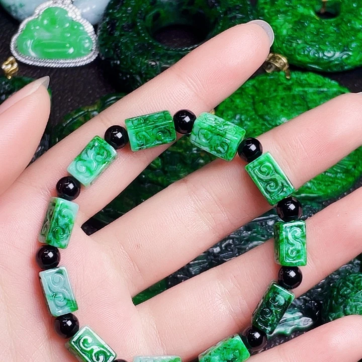 翡翠未镶嵌颈饰多样性