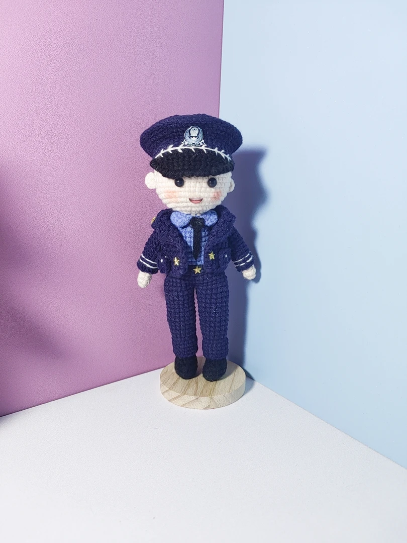 警察毛线钩织人偶成品摆件