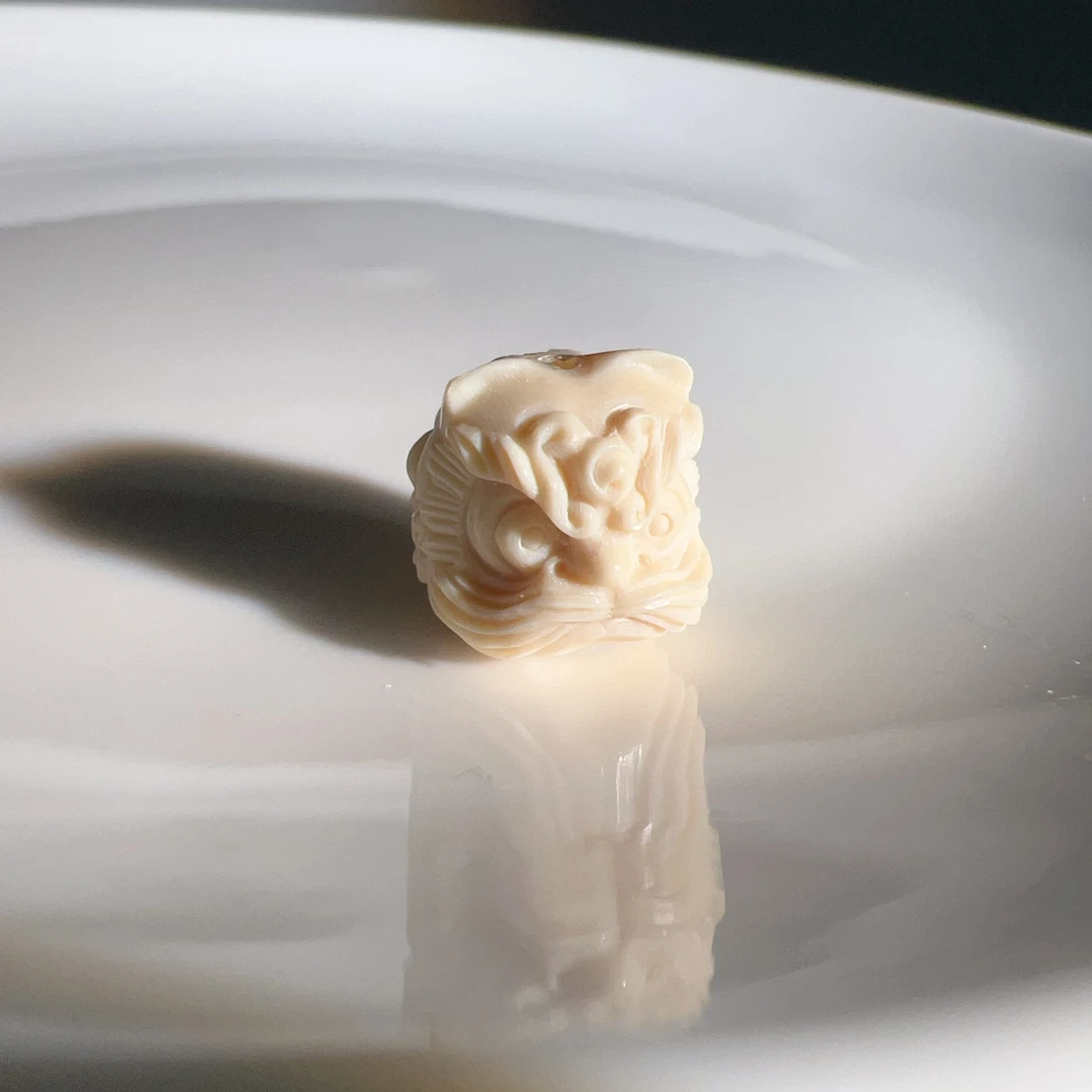 天然猛犸牙醒狮雕件通孔