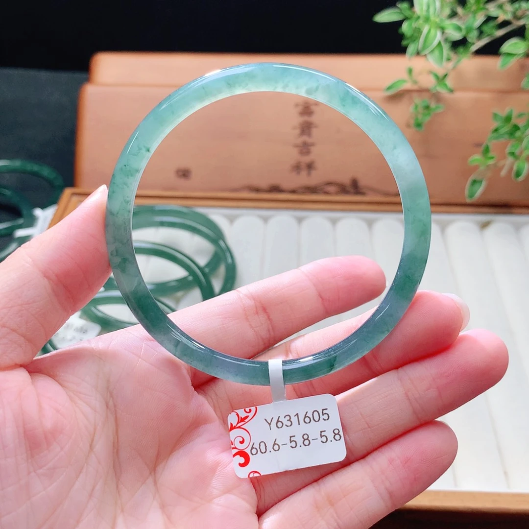 未镶嵌手镯（圆镯）翡翠