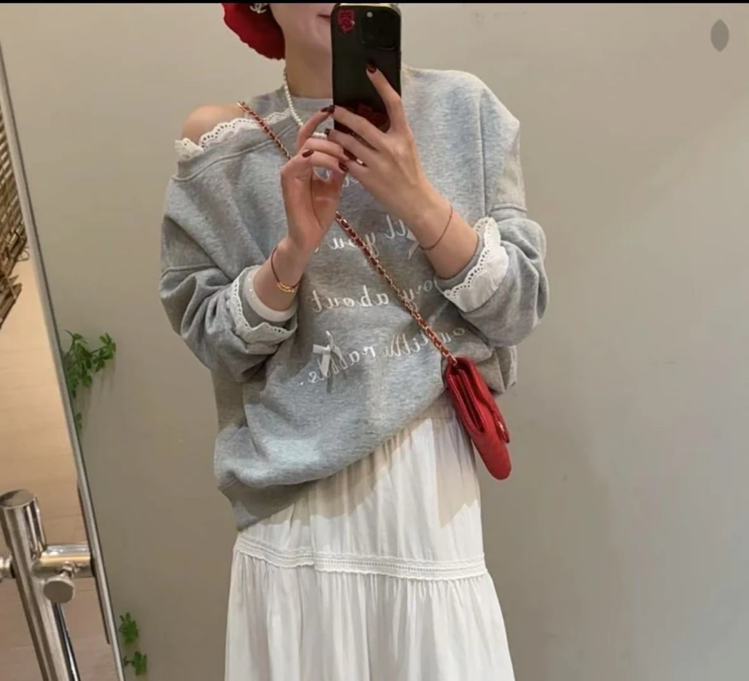 老赵服饰 蕾丝拼接设计款蝴蝶结露肩字母卫衣 21AU3237