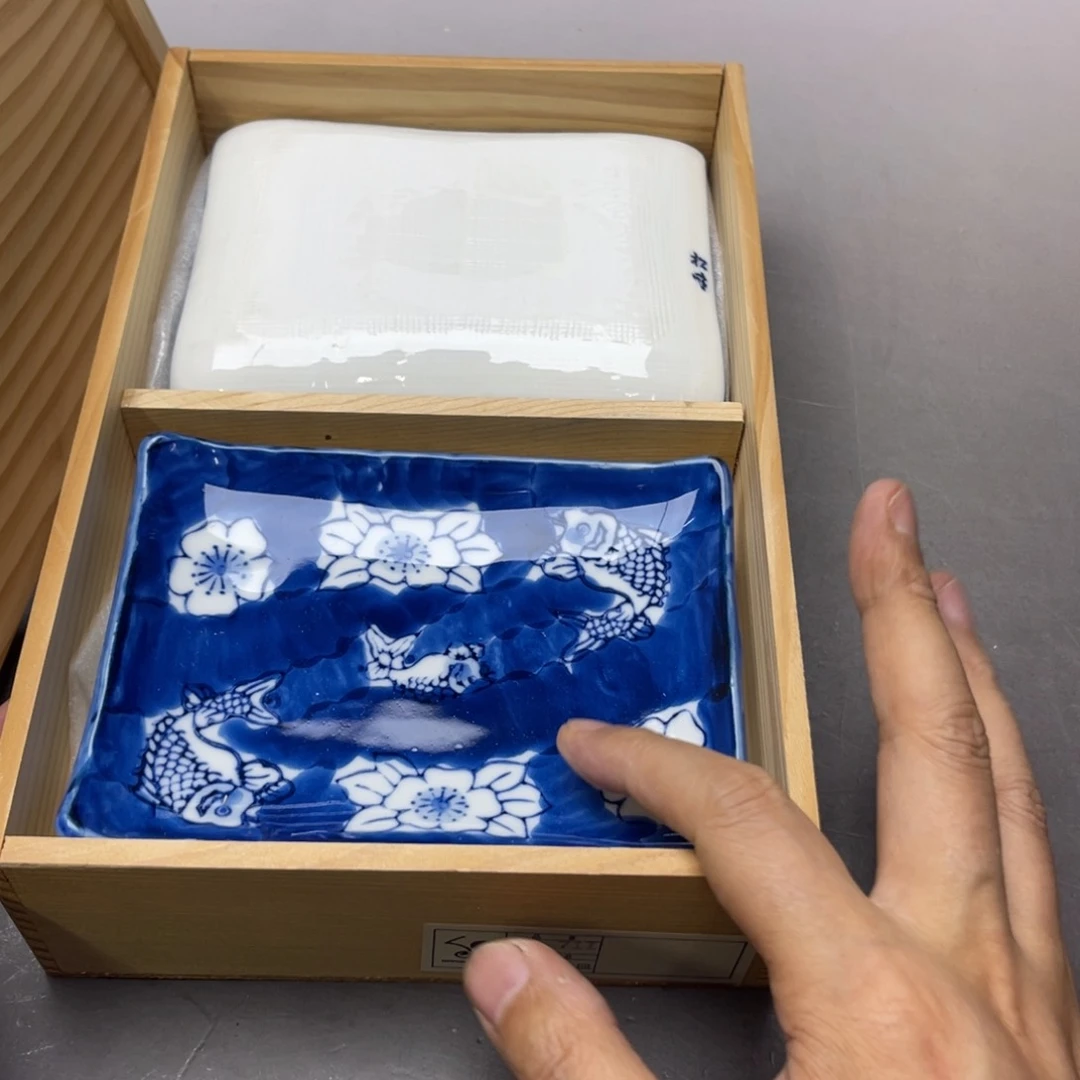 草***原瓷片密密麻麻地铺满一