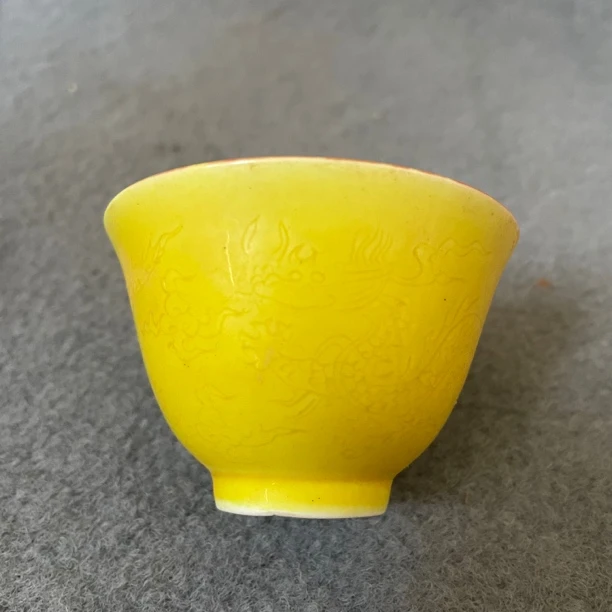 黄釉内红暗刻龙纹杯