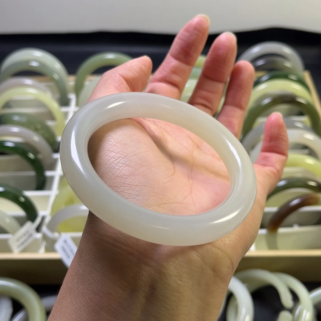 玲***心和田玉未镶嵌手镯59.3圈