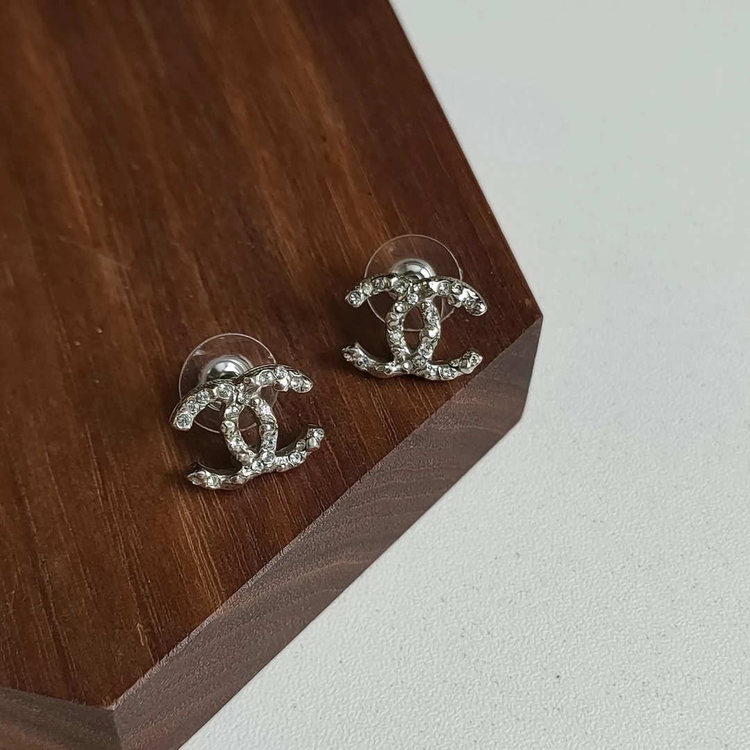 95新 Chanel/香奈儿 Azul - 14P银色浮雕水钻双C耳钉 41860