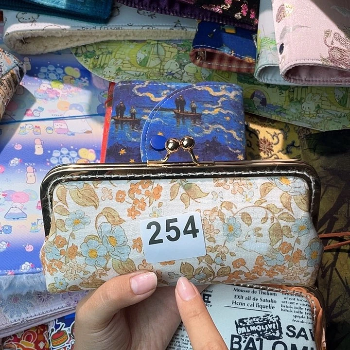 织绣m****y 小口金包。   254。