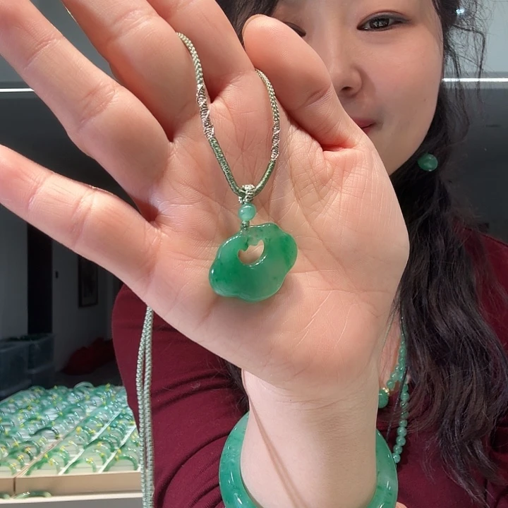 石英质玉未镶嵌颈饰