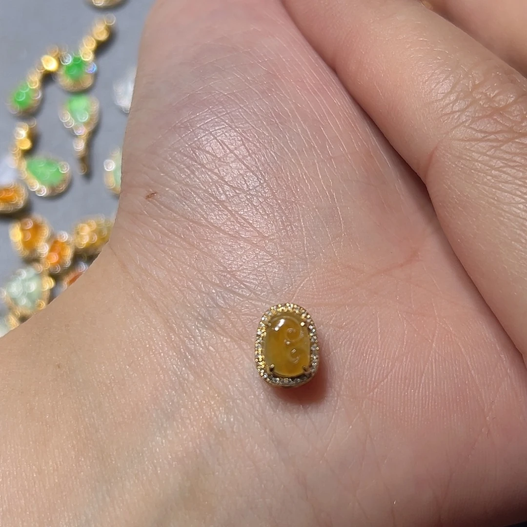 翡翠18K金镶嵌颈饰