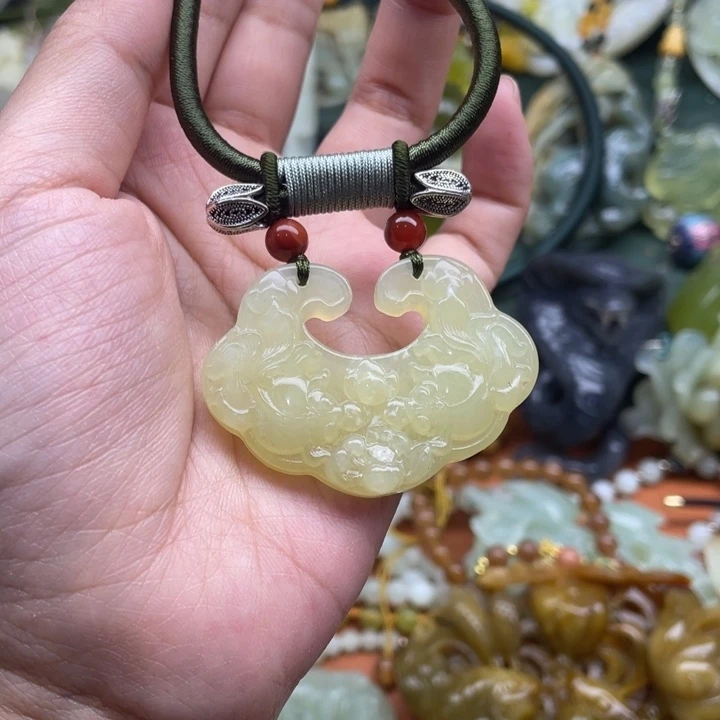 蛇纹石玉吊坠合金