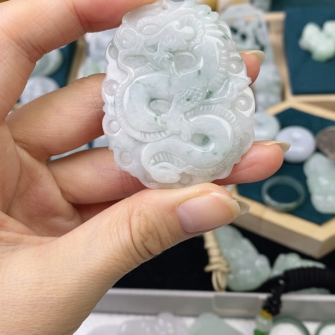 翡翠未镶嵌颈饰龙牌