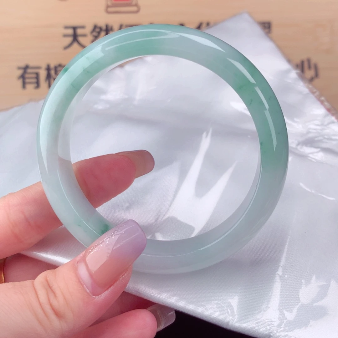 翡翠手镯未镶嵌翡翠