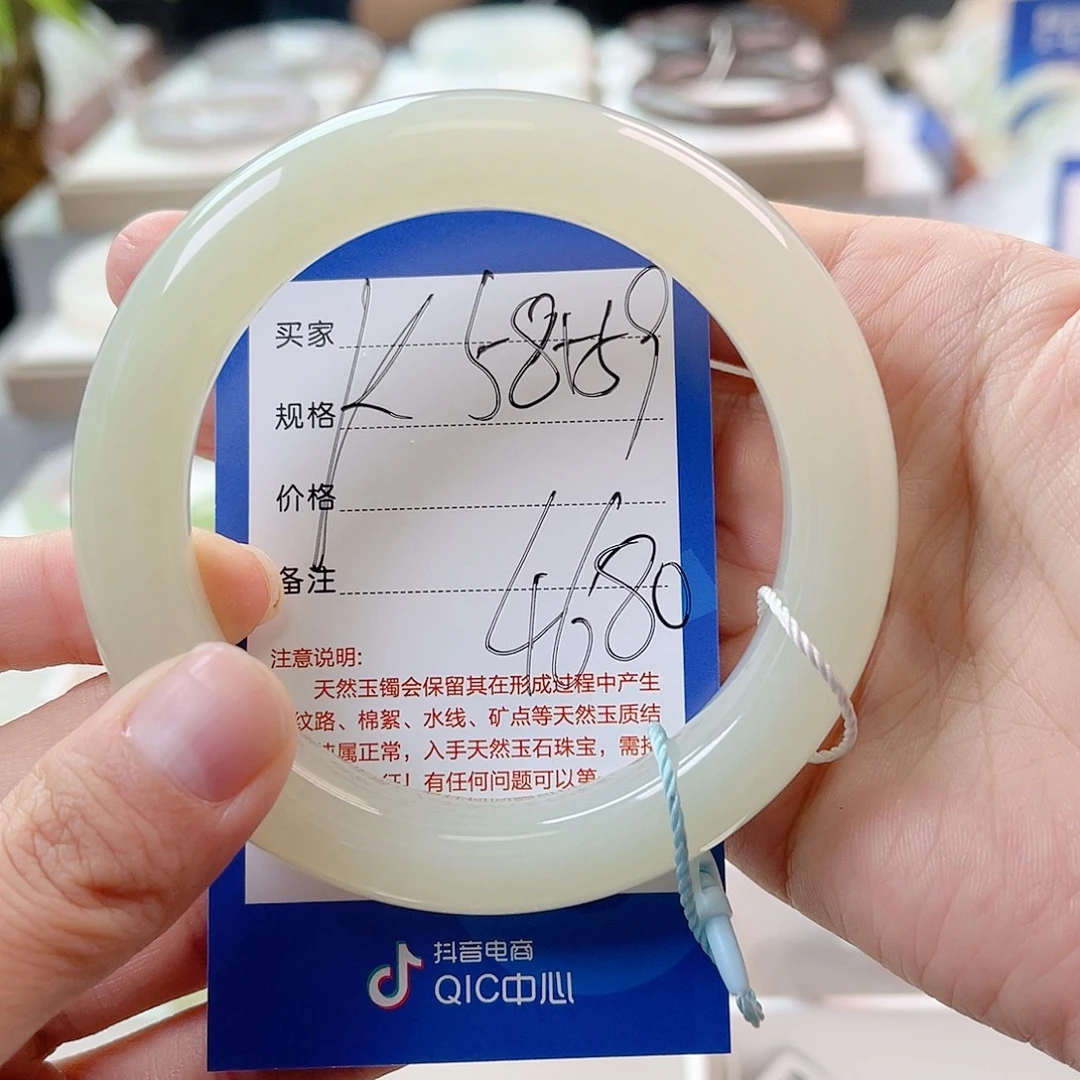 蝴****未镶嵌手镯和田玉