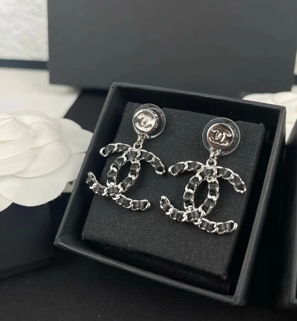 未使用 Chanel/香奈儿 银色皮穿链双c大logo 耳钉  12018750
