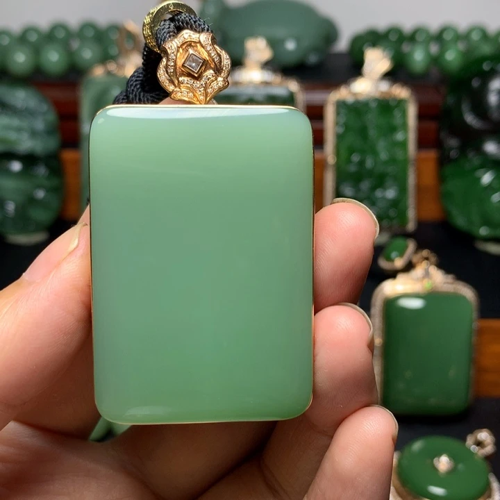【闪购商品】和田玉（碧玉）18K金镶嵌吊坠(赠链)