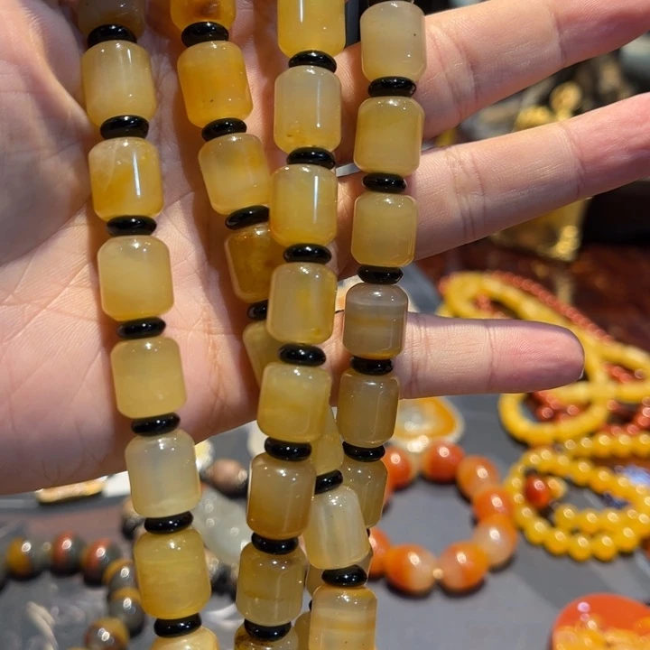 未镶嵌石英质玉（黄龙玉）颈饰