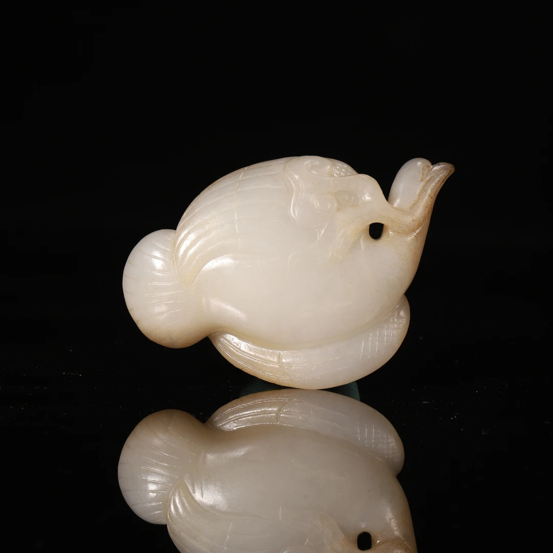 Lot31 明代 和田玉雕鸟形坠